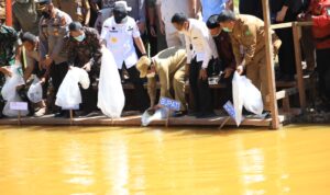 Wabup Rohul, Indra Gunawan berpose bersama warga saat memberikan bibit ikan