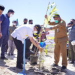 Gubernur Riau saat menanam Pohon Aren