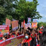 Massa saat menyampaikan orasinya