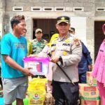 Kapolres Rohul AKBP Budi Setiyono SIK saat menyerahkan bantuan kepada warga yang terdampak angin puting beliung. Foto/Mengabarkan.com