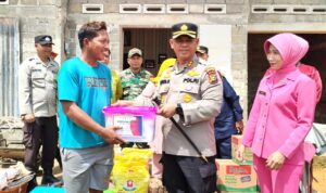 Kapolres Rohul AKBP Budi Setiyono SIK saat menyerahkan bantuan kepada warga yang terdampak angin puting beliung. Foto/Mengabarkan.com