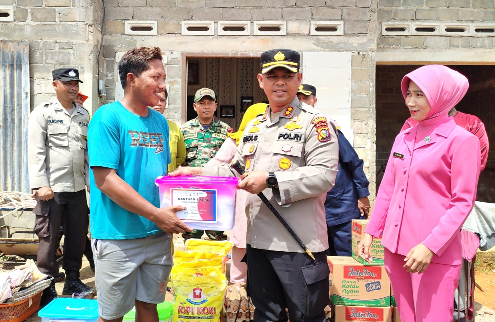 Kapolres Rohul AKBP Budi Setiyono SIK saat menyerahkan bantuan kepada warga yang terdampak angin puting beliung. Foto/Mengabarkan.com