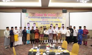Bupati Rokan Hulu H Sukiman saat menghadiri Halalbihalal. Foto/Mengabaarkan.com
