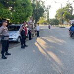 Personel Polres Kuansing saat mengurai kemacetan. Foto/Mengabarkan.com