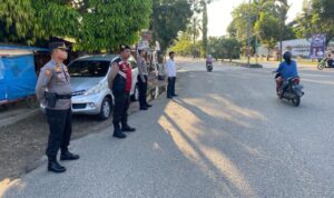 Personel Polres Kuansing saat mengurai kemacetan. Foto/Mengabarkan.com