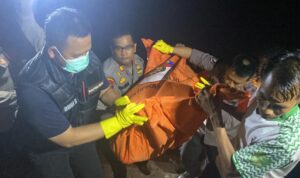 Kapolres Rohul AKBP Budi (pakai masker) saat evakuasi jenazah korban hanyut di Sungai Batang Lubuh. Foto/Mengabarkan.com