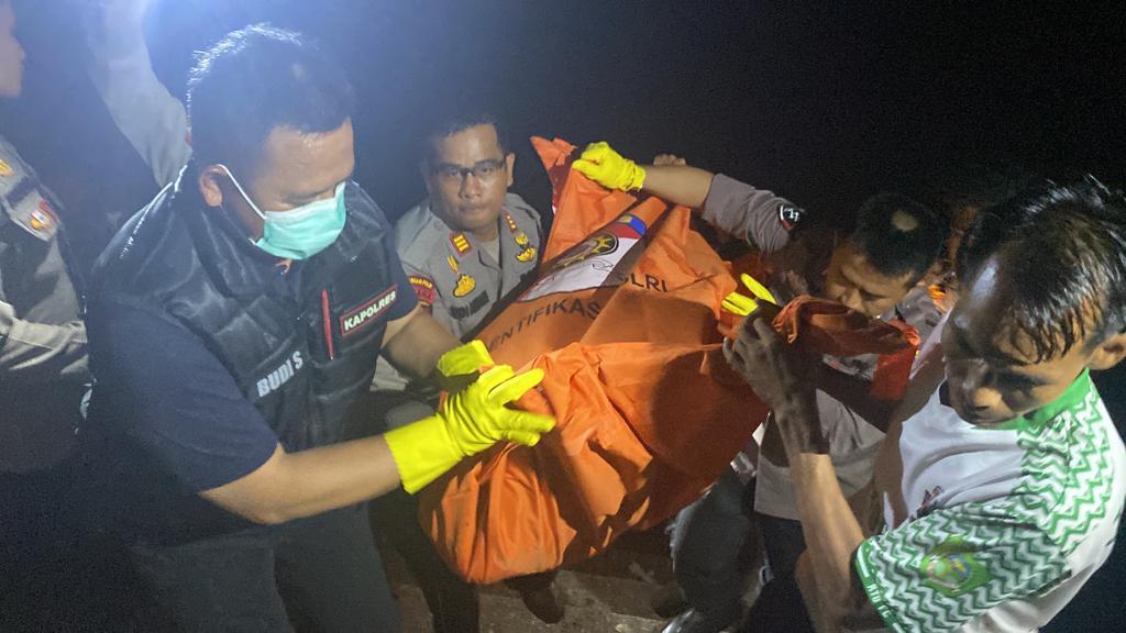 Kapolres Rohul AKBP Budi (pakai masker) saat evakuasi jenazah korban hanyut di Sungai Batang Lubuh. Foto/Mengabarkan.com