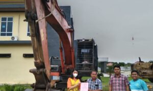 Satreskrim Polres Rohul menyerahkan barang bukti berupa satu unit excavator kepada Kejaksaan Negeri Rokan Hulu. Foto/Istimewa
