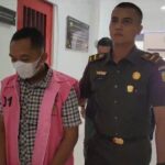 Jaksa akhirnya menahan kades Kepenuhan Raya, Rohul, Ria. Foto/Mengabarkan.com