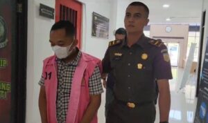 Jaksa akhirnya menahan kades Kepenuhan Raya, Rohul, Ria. Foto/Mengabarkan.com