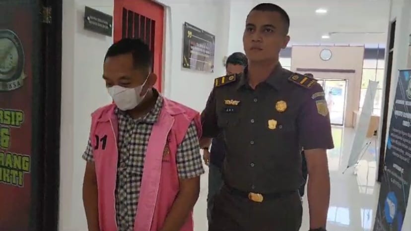 Jaksa akhirnya menahan kades Kepenuhan Raya, Rohul, Ria. Foto/Mengabarkan.com