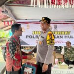 Kompol Erol Ronny Risambessy SIK, MM bercengkrama dengan reporter Mengabarkan.com usai melaksanakan Jumat Curhat, di Pasir Pengaraian, Rohul.
