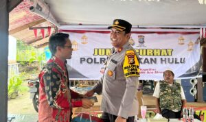 Kompol Erol Ronny Risambessy SIK, MM bercengkrama dengan reporter Mengabarkan.com usai melaksanakan Jumat Curhat, di Pasir Pengaraian, Rohul.